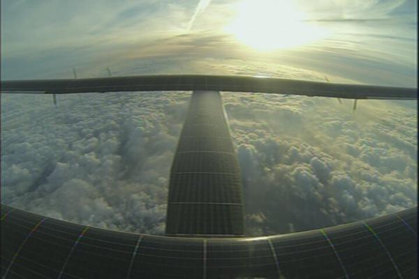 Le SI2 survolant des nuages. L'avion solaire peut voler au-dessus d'eux mais ne peut y pénétrer avec des batteries déchargées lors d'un vol nocturne. © Solar Impulse