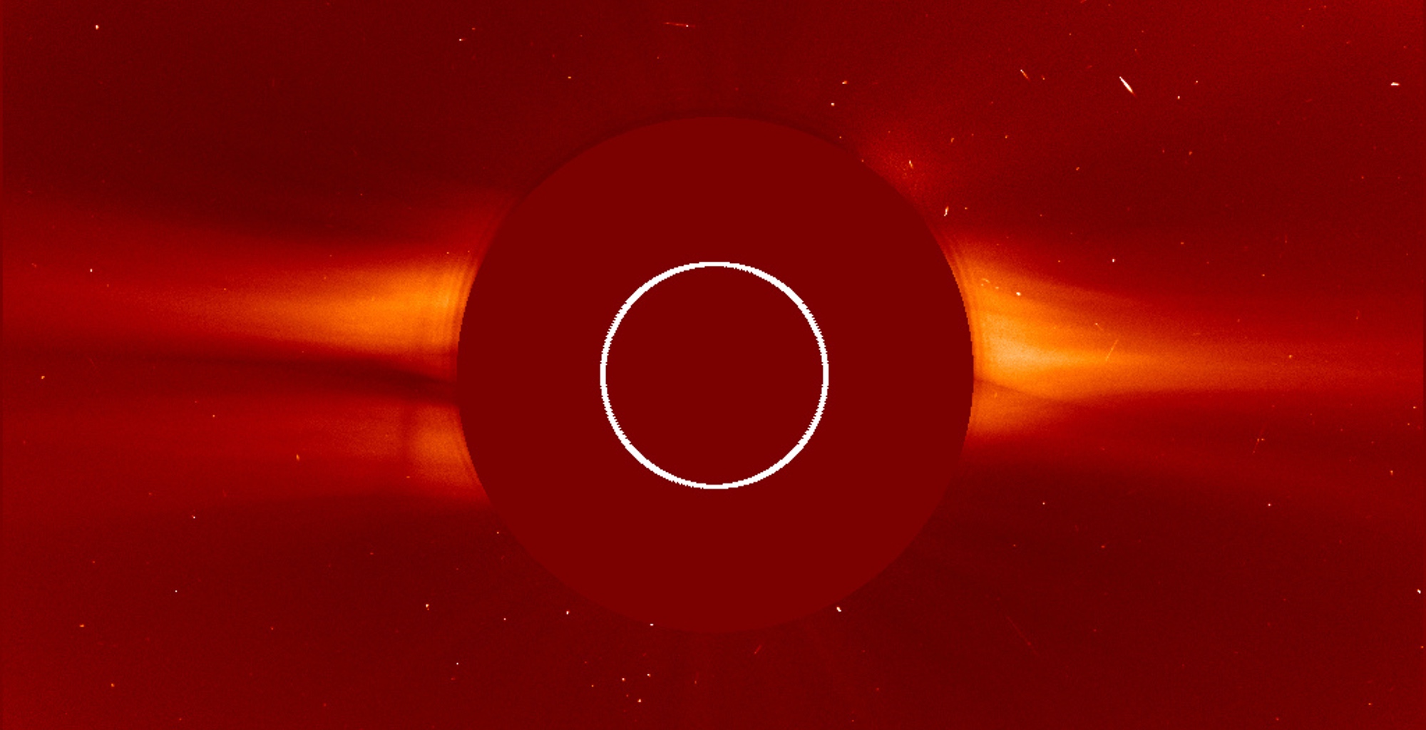 Le Soleil est au centre masqué par le coronographe Lasco C2 du satellite Soho. Image du 14 août 2020. On peut voir le vent solaire dépasser du disque. Le cercle blanc délimite la taille du Soleil. La Chine s'intéresse elle aussi à l'étude du Soleil, notamment dans l'idée d'en savoir plus sur la météo spatiale. © Nasa, ESA, Soho