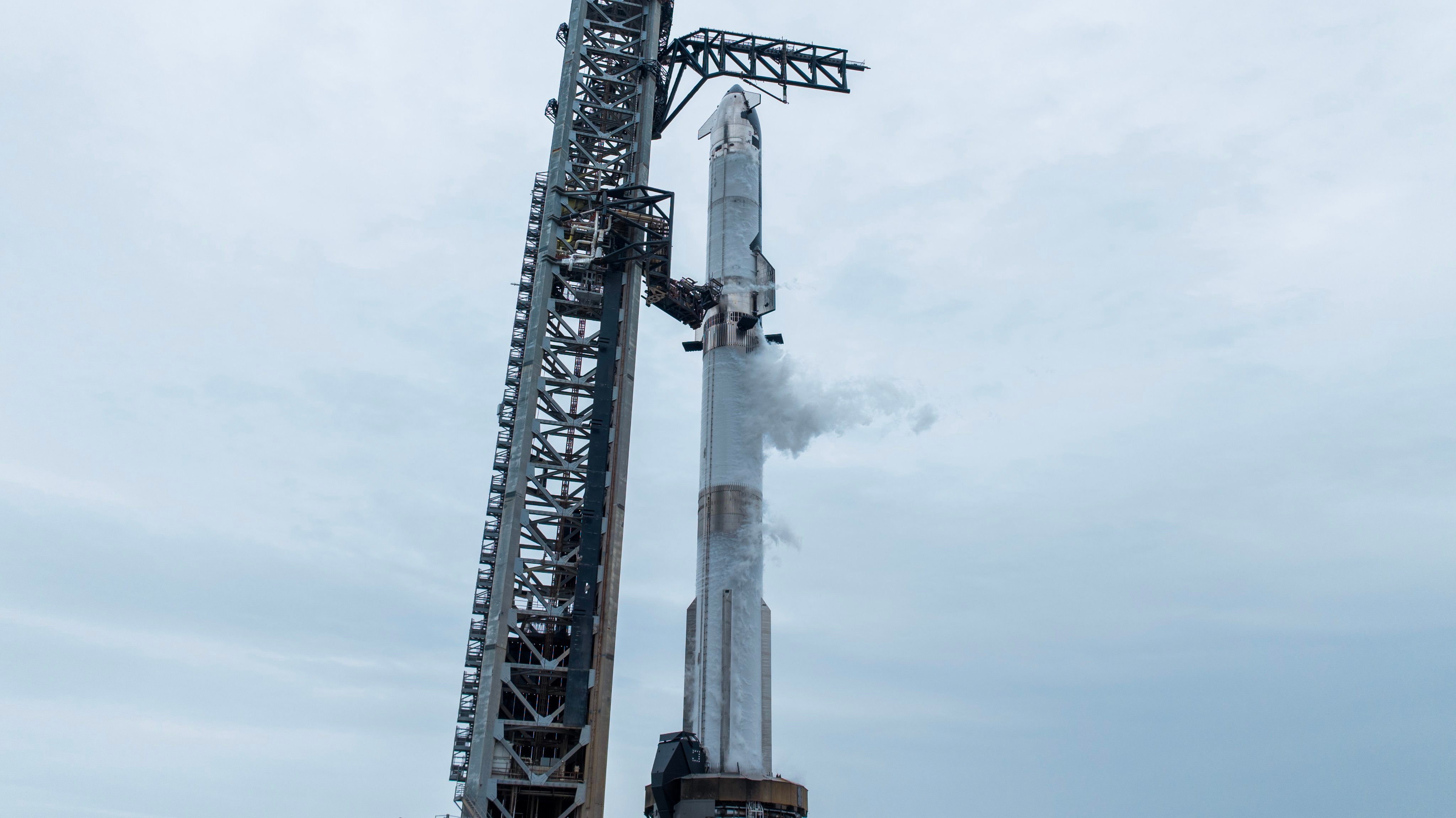 Starship 7 sur son pas de tir de la Starbase, à Boca Chica. © SpaceX