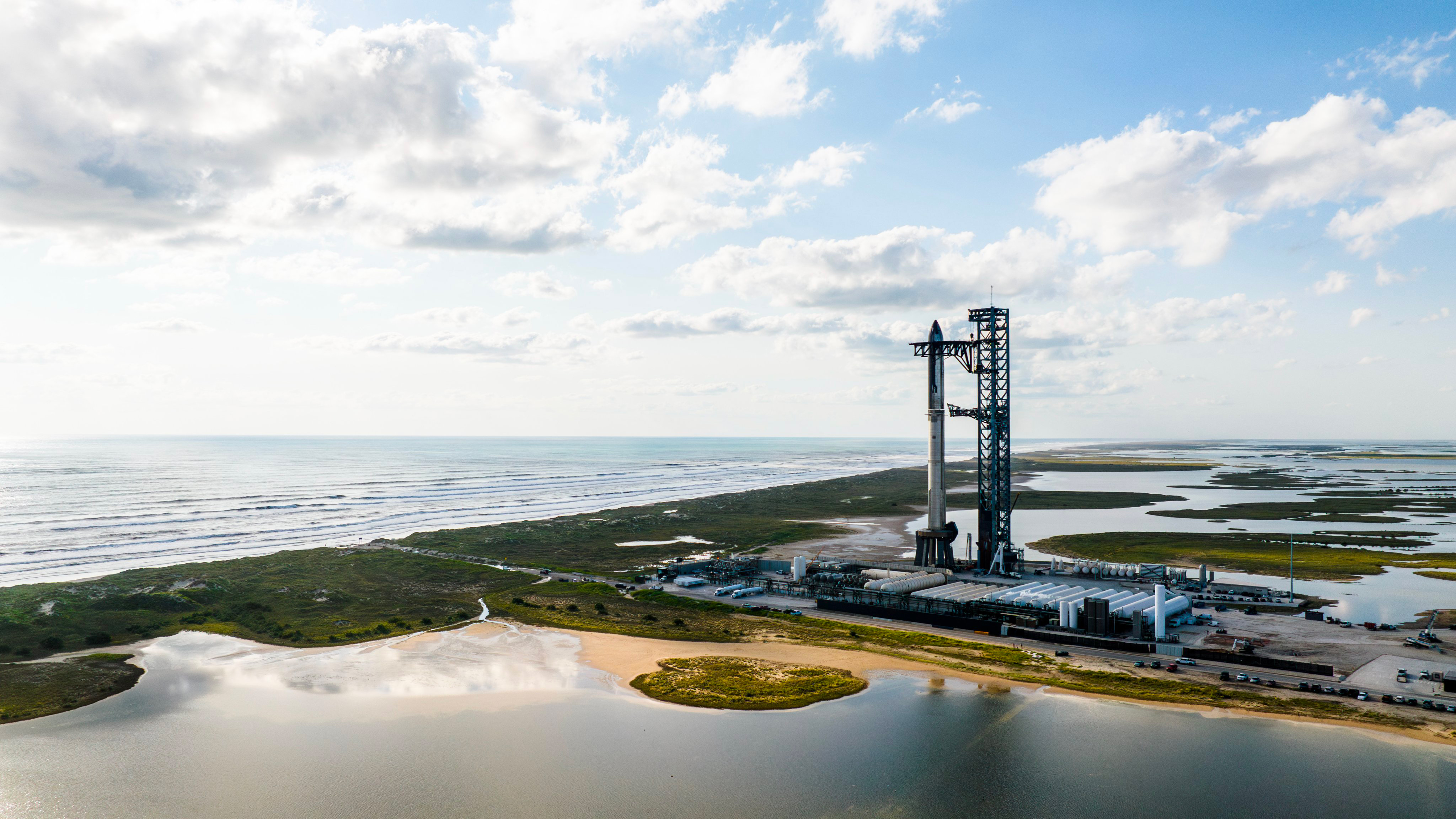 Starship ITF5 sur son pas de tir de Boca Chica. © SpaceX