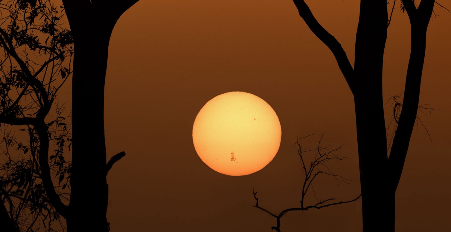 L'immense groupe de taches solaires était visible sans instrument dans certaines conditions (ne regardez pas le Soleil directement), comme ici au coucher du Soleil près de Rome. © Marco Meniero, Apod (Nasa)