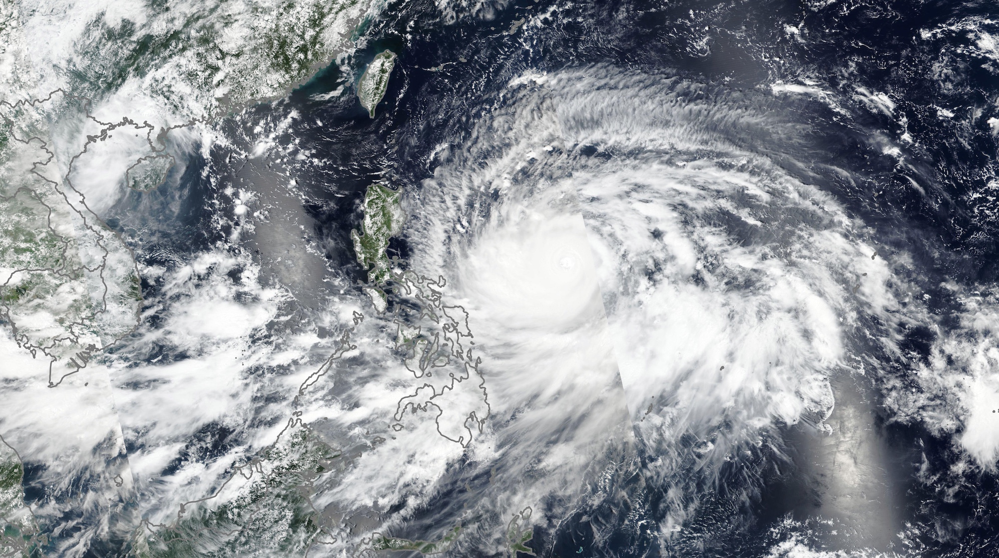 Le super typhon Mangkhut avançant vers les Philippines, le 13 septembre 2018. © Nasa, Visible Earth