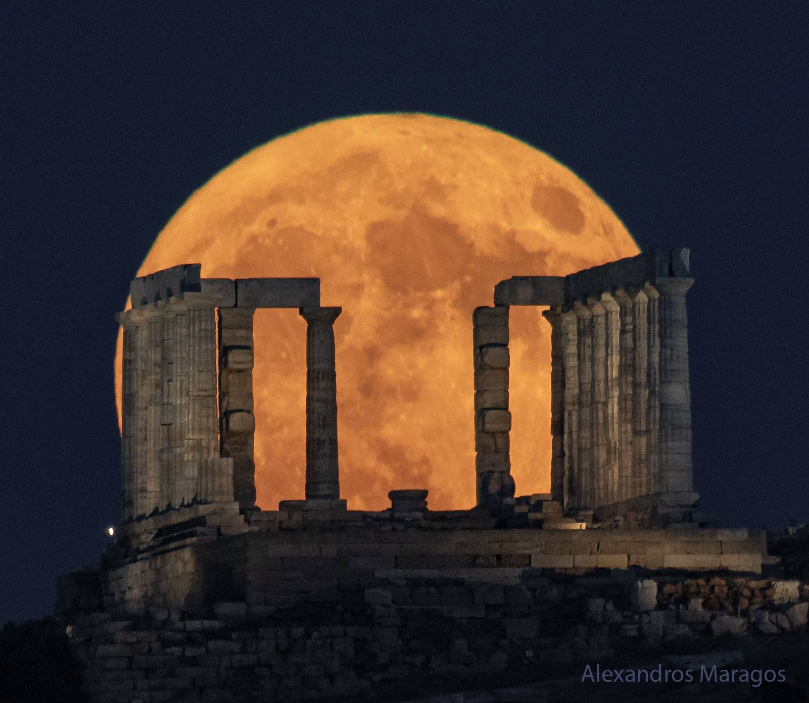 La « super lune bleue » du 19 août 2024 photographiée derrière le temple de Poséidon, au Cap Sounion (Grèce). © Alexandros Maragos, NASA