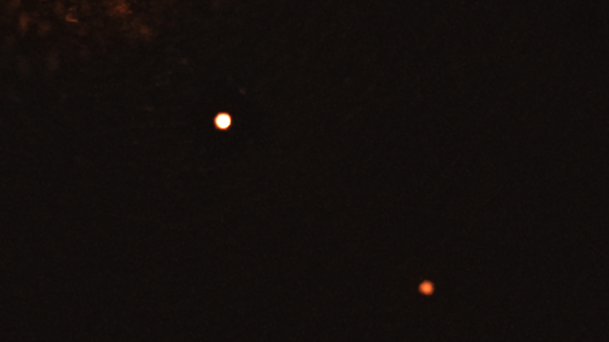 Sur cette image capturée par l’instrument Sphere qui équipe le Very Large Telescope de l’ESO figure l’étoile TYC 8998-760-1 entourée de deux exoplanètes géantes. C’est la toute première fois que les astronomes parviennent à observer directement plus d’une planète en orbite autour d’une étoile semblable au Soleil. © ESO, Bohn et al.