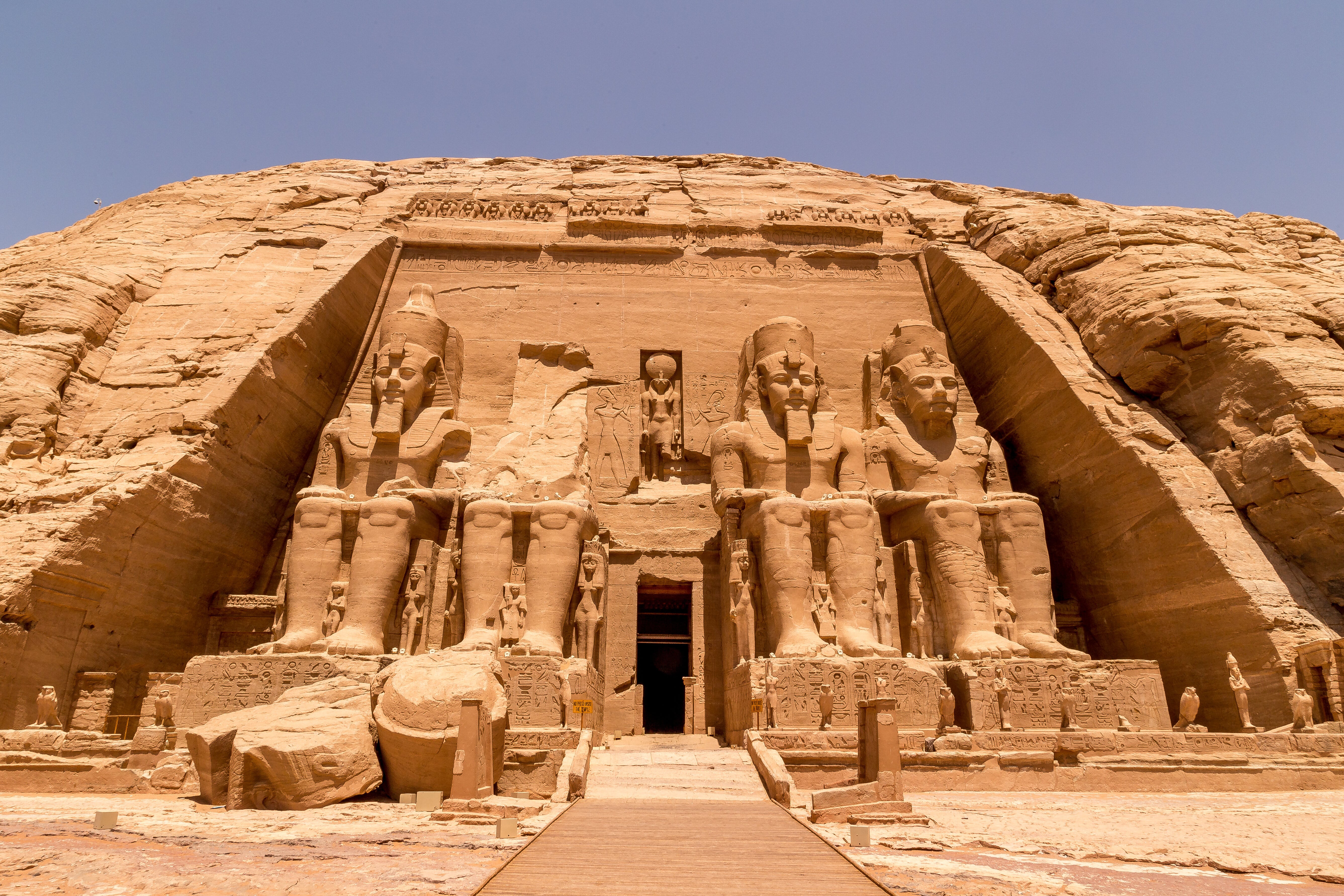 Le temple Abou Simbel, situé en Égypte est dédié au culte des divinités Amon, Rê, et Ptah et du pharaon Ramsès II. Les statues de la façade représentent ce dernier. © matiplanas, Adobe Stock