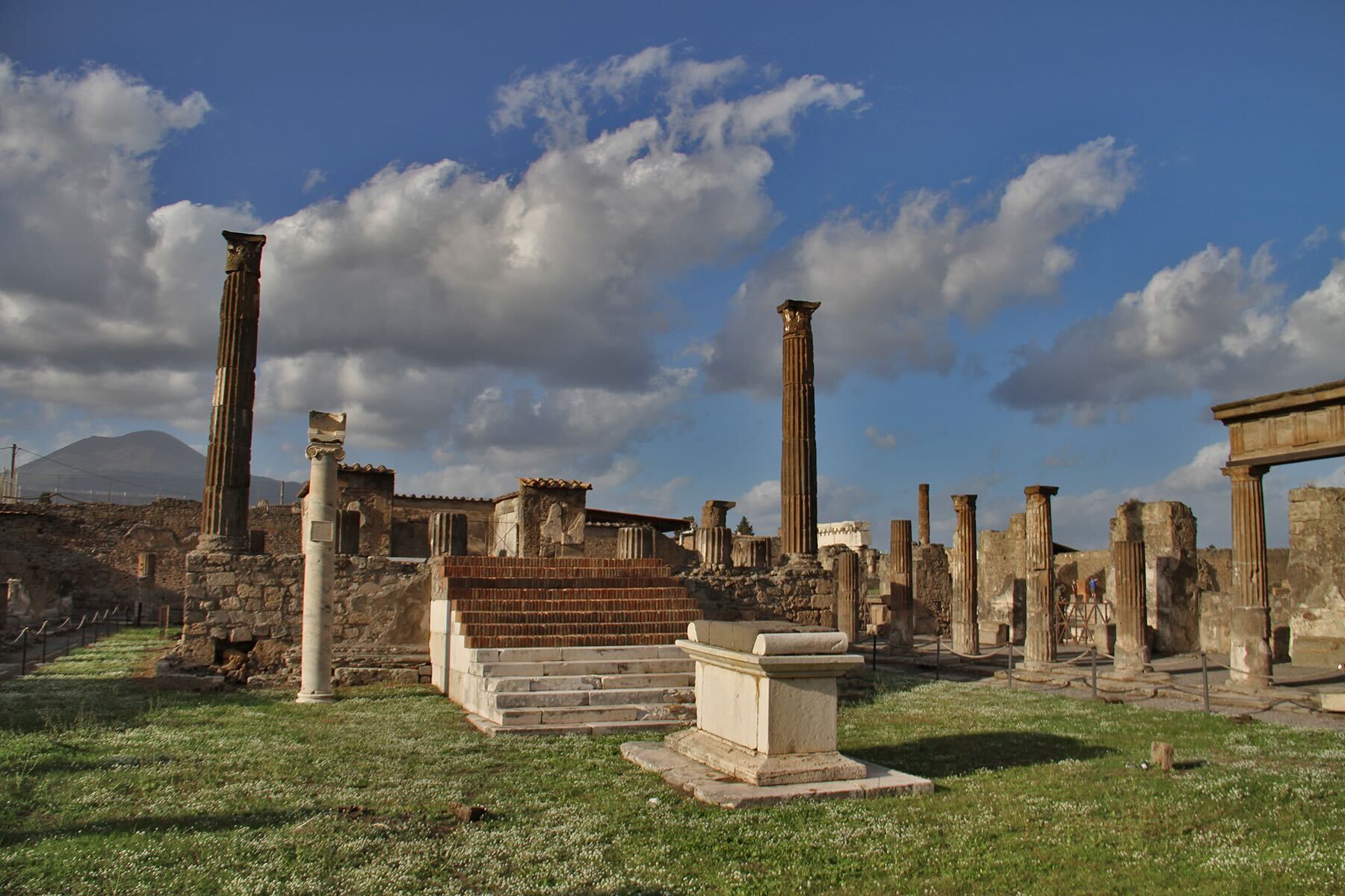 De nombreuses structures à Pompéi étaient dédiées à la religion ou à des figures mythologiques. Ici, on observe le temple d’Apollon, situé au sud-ouest de la cité. © Wikimedia Commons, CC BY-SA 2.0, 