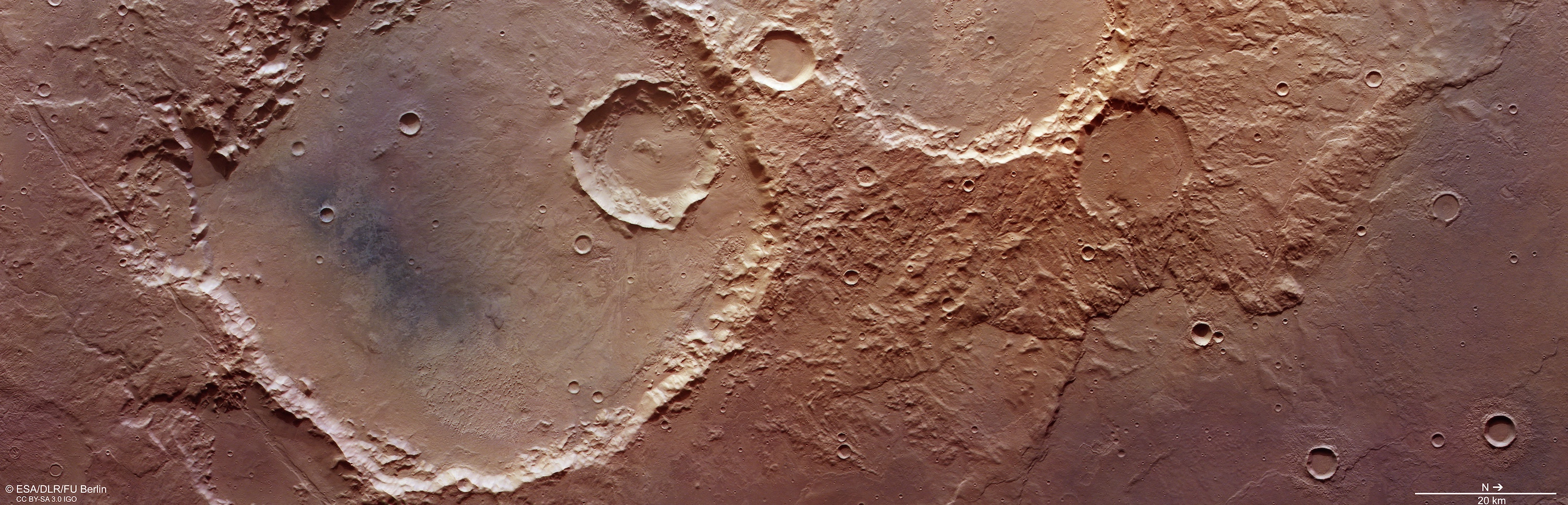 Plusieurs cratères d'impact dans la région de Terra Sirenum sur Mars. Image capturée par la caméra HRSC de la sonde spatiale Mars Express le 5 avril 2022. La résolution est de 15 mètres par pixel. © ESA, DLR, FU Berlin, CC BY-SA 3.0 IGO