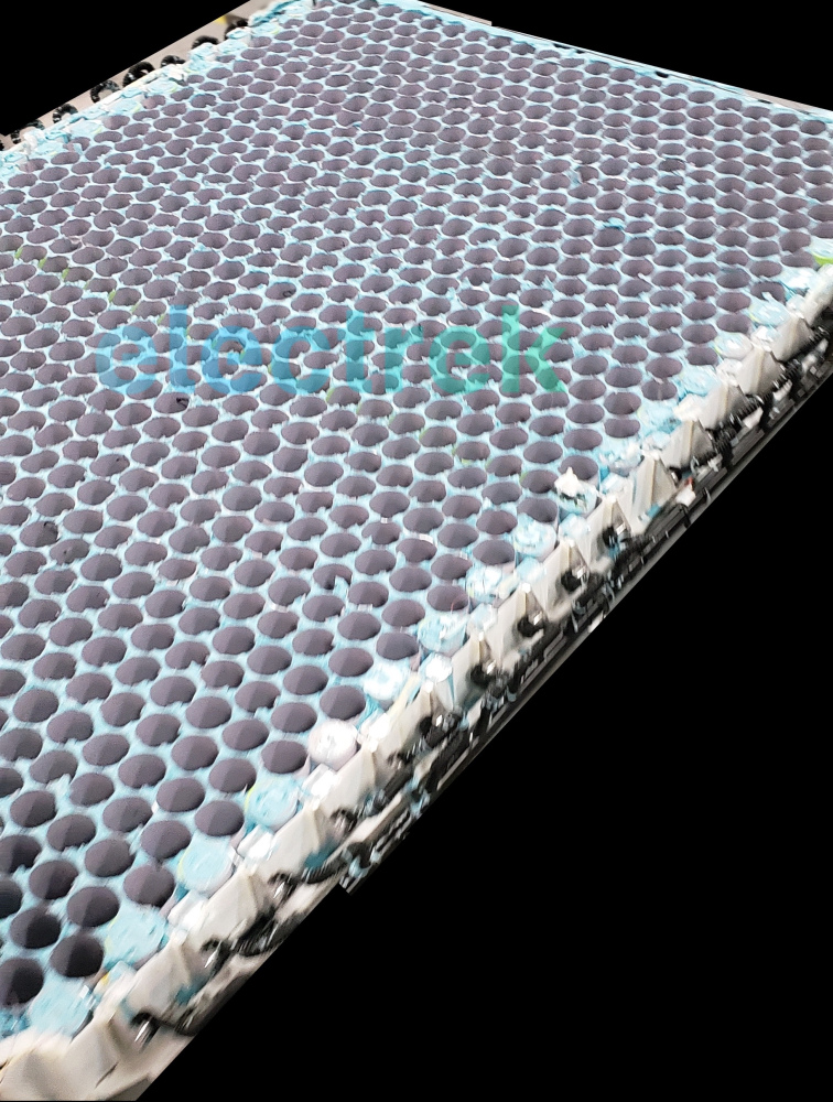 Les cellules lithium-ion 4680 prendront place dans les alvéoles que l’on voit à l’image.© Electrek