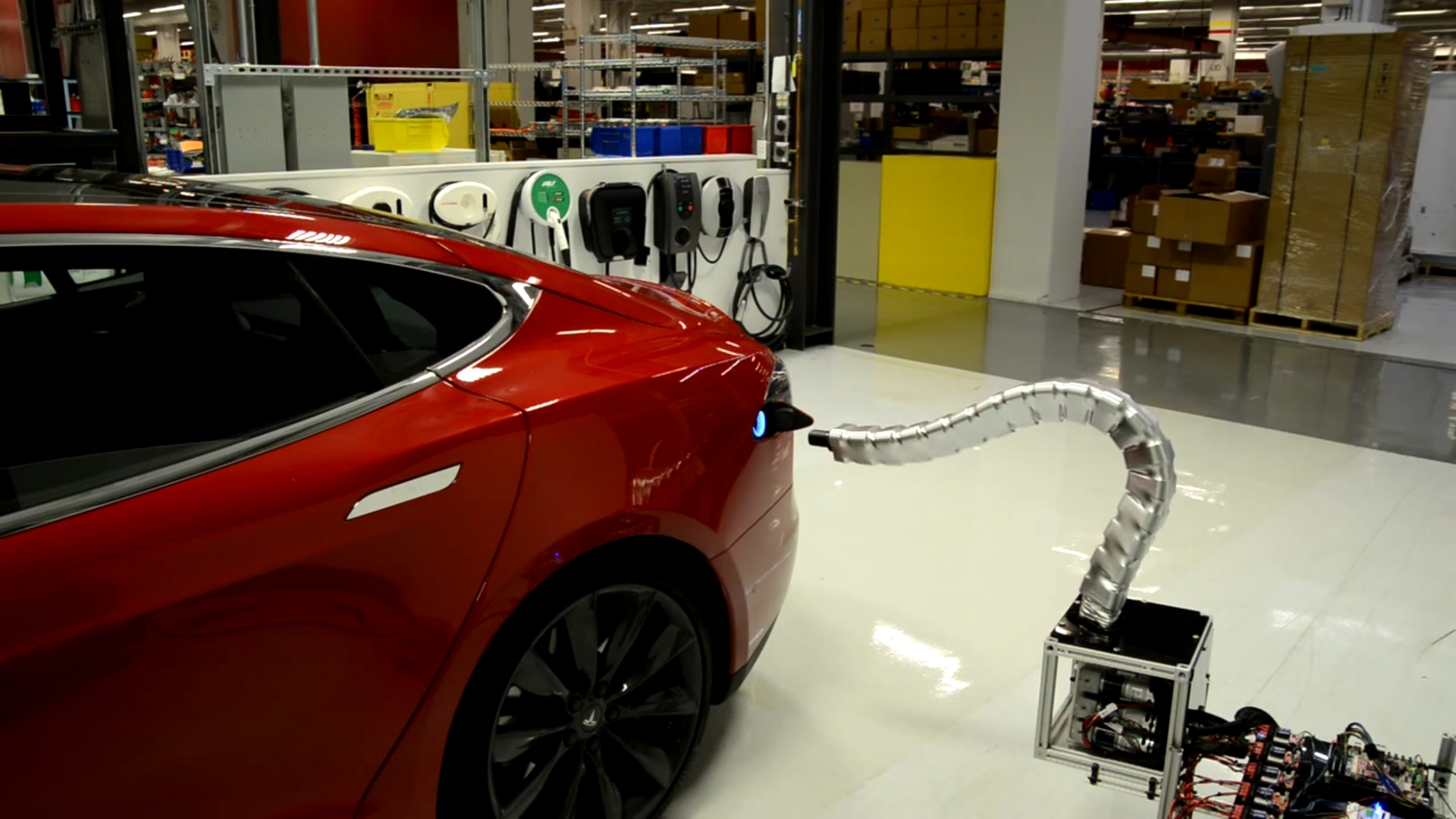 Tesla Motors a montré dans une vidéo un système robotisé de recharge adapté à ses propres voitures électriques. © Tesla Motors
