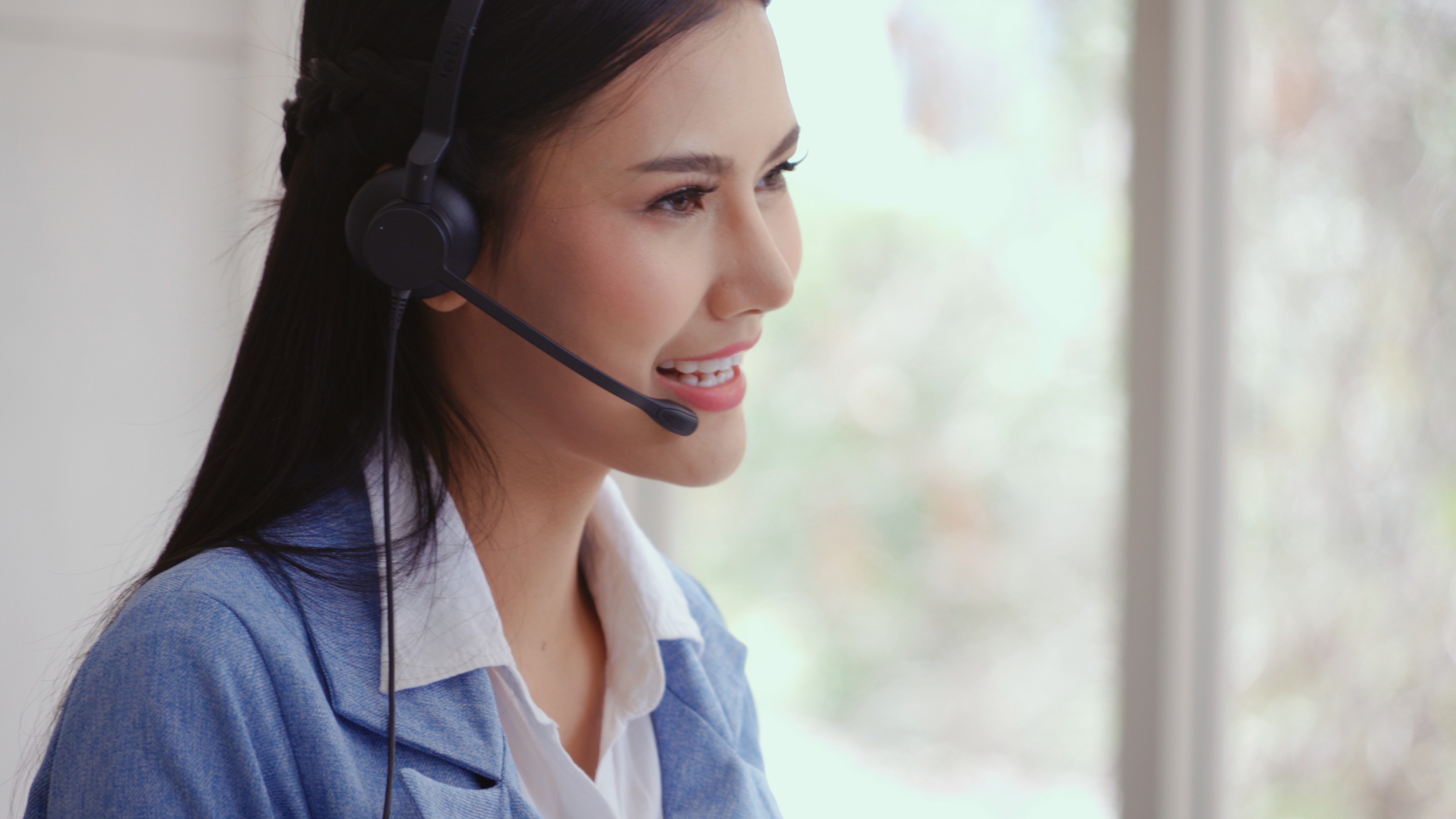 En souscrivant un abonnement à une société de téléassistance, la personne âgée ou handicapée et isolée accède à un service de secours. © Blue Planet Studio, Adobe Stock 
