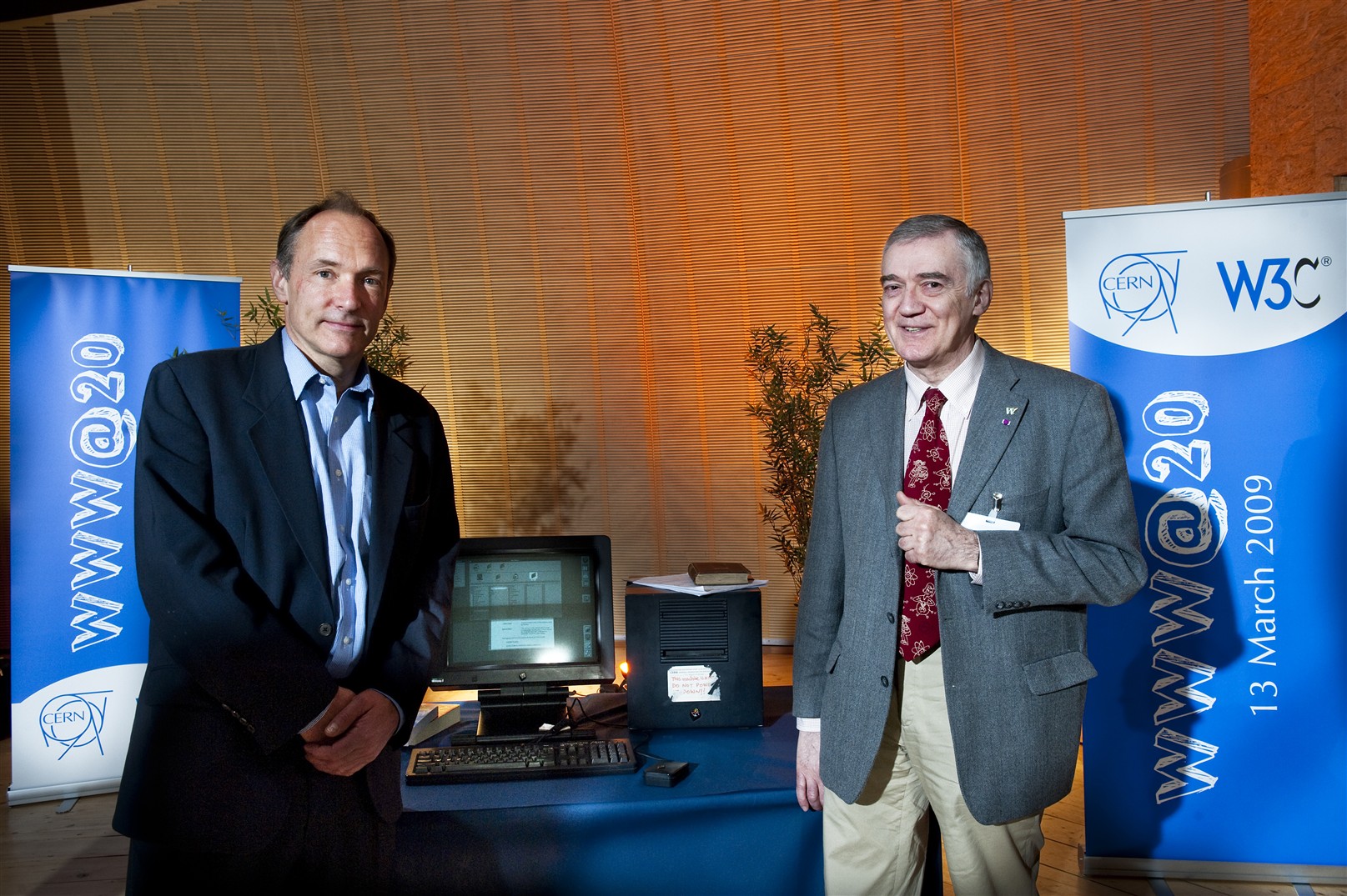 De gauche à droite, Tim Berners-Lee et Robert Cailliau, les deux pionniers du WWW lors de son vingtième anniversaire au Cern. © Cern