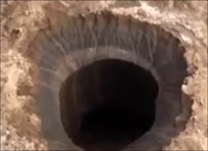 Le buzz du mois : en vidéo : mais d’où vient ce trou géant découvert en Sibérie ? L'effondrement du toit d'une cavité souterraine ou une explosion dans un sous-sol gorgé de gaz sont les deux explications possibles de ce phénomène. © Konstantin Nikolaev