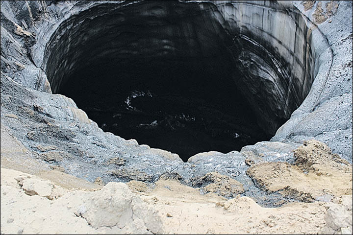 Le trou n°2, dans l'ordre de leur découverte, apparu près de la commune d'Antipayuta, sur le golfe de l'Ob, à plusieurs centaines de kilomètres du premier. Son diamètre est d'environ 15 m. © Service de presse du gouverneur YaNAO