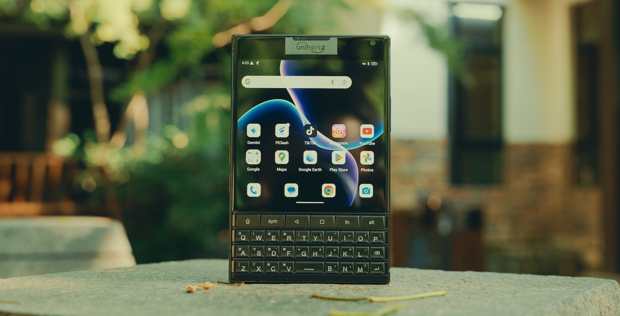 Le nouveau Titan 2 de Unihertz, un smartphone doté d’un écran carré et un clavier physique. © Unihertz