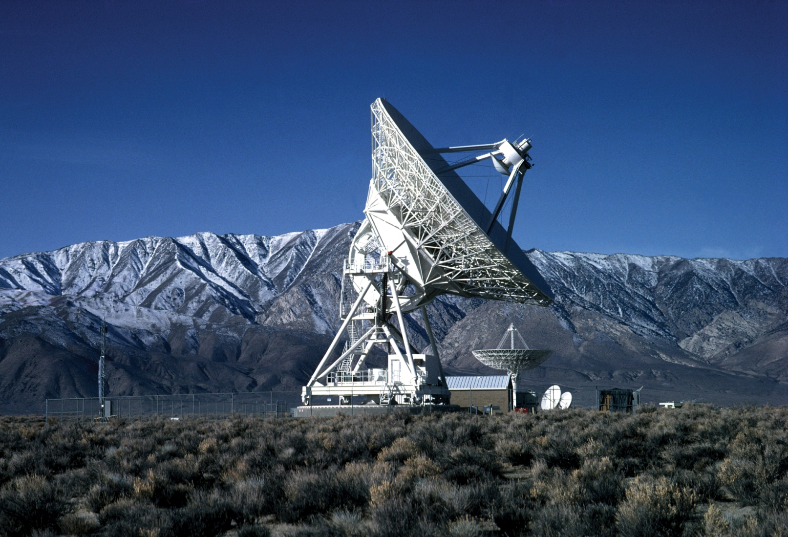 Dans le nord de la Californie se trouve l'une des dix antennes identiques du Very Long Baseline Array. Les données de chacun des radiotélescopes de 25 mètres sont expédiées au Array Operations Center de Socorro, au Nouveau-Mexique, pour être combinées numériquement. Les dix antennes sont réparties sur une ligne de base qui s'étend d'Hawaï à St. Croix.&nbsp; © NRAO/AUI/NSF