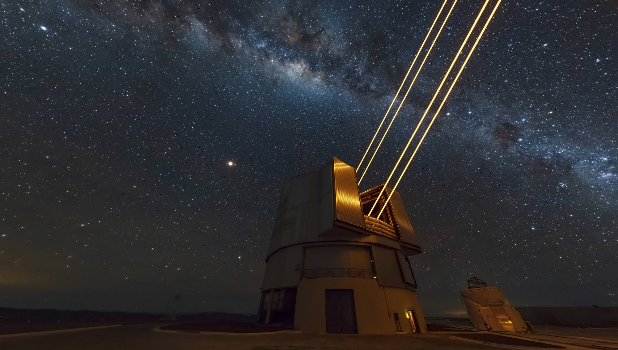 Au sommet du mont Paranal, les géants VLT épaulés par quatre télescopes auxiliaires. © ESO, B. Tafreshi (twanight.org)
