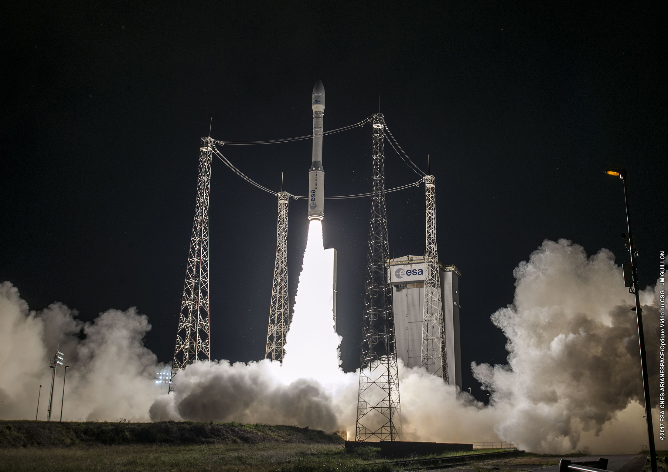 Décollage du lanceur Vega (VV17) le 17 novembre. Huit&nbsp;minutes plus tard, une dégradation de la trajectoire était constatée, entraînant la perte de la mission et des deux satellites d'observation de la Terre que Vega transportait. © ESA, Cnes, Arianespace