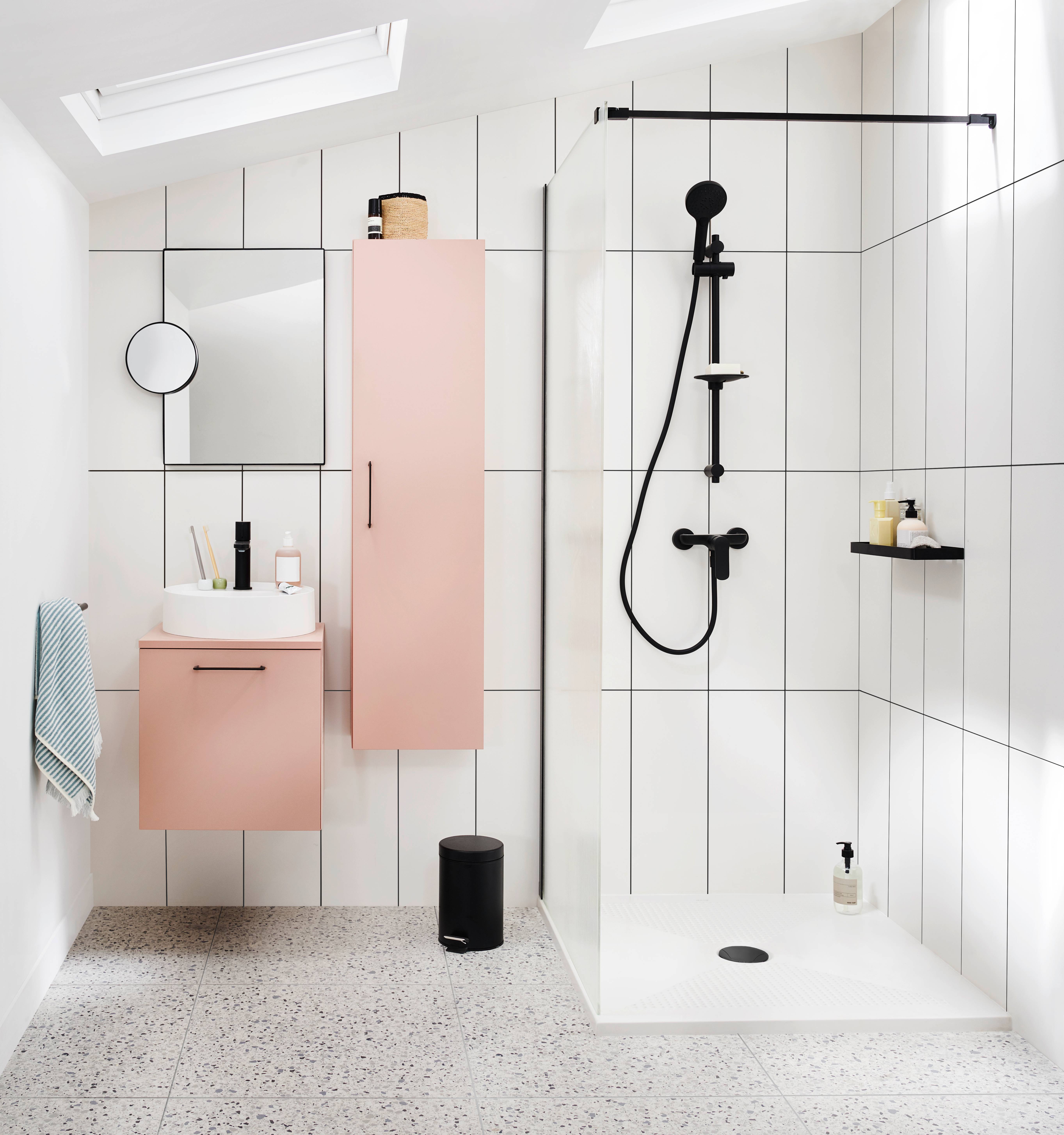 Épurée, minimaliste mais agréable et fonctionnelle, la salle de bains 2021 offre un espace de détente où il fait bon prendre soin de soi et ce quelle que soit sa surface. © Lapeyre