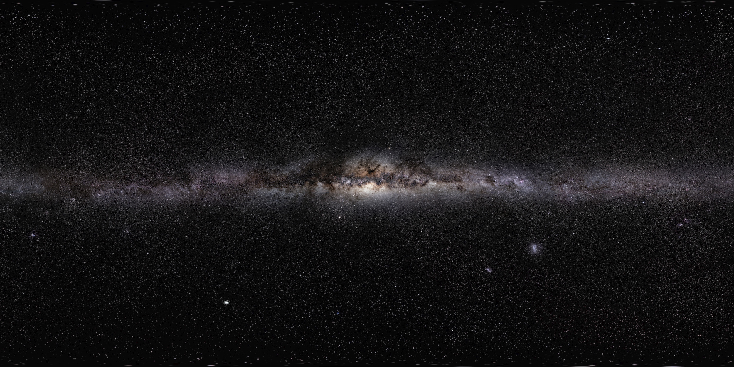 Portrait de notre galaxie. Assemblage de photos de la Voie lactée prises depuis diverses régions du monde. © Serge Brunier