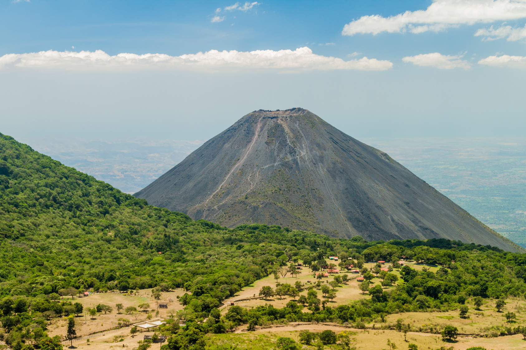 Le volcan Izalco. © Matyas Rehak, Fotolia