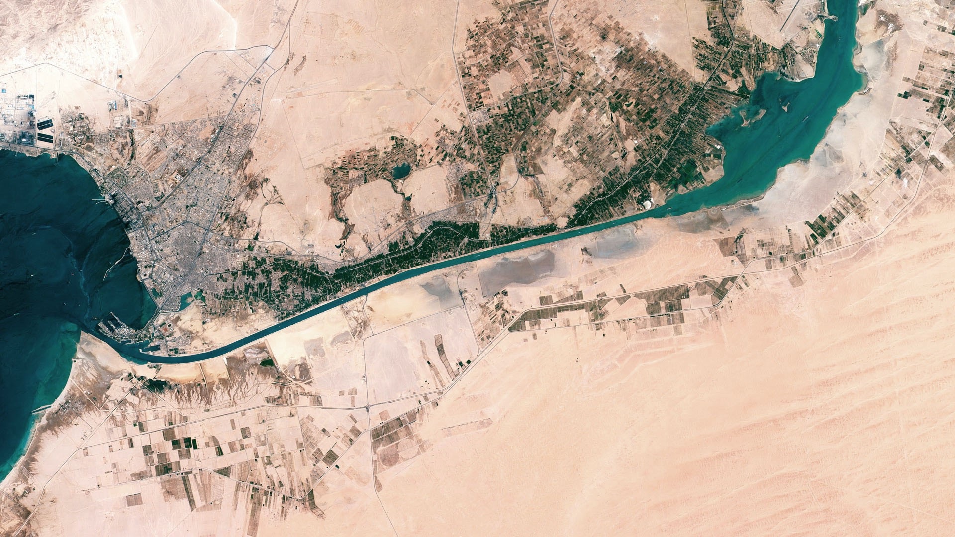 Vue aérienne de la partie sud du canal de Suez, depuis la ville de Suez et la mer Rouge (à gauche de l'image) jusqu'aux lacs Amers (en haut à droite). © Axelspace Corporation.