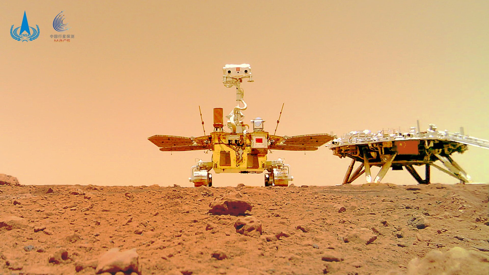 Selfie du rover Zhurong lors de ses premiers tours de roues sur Mars. Le rover a parcouru près de 1 900 mètres depuis.&nbsp;© CLEP/CNSA
