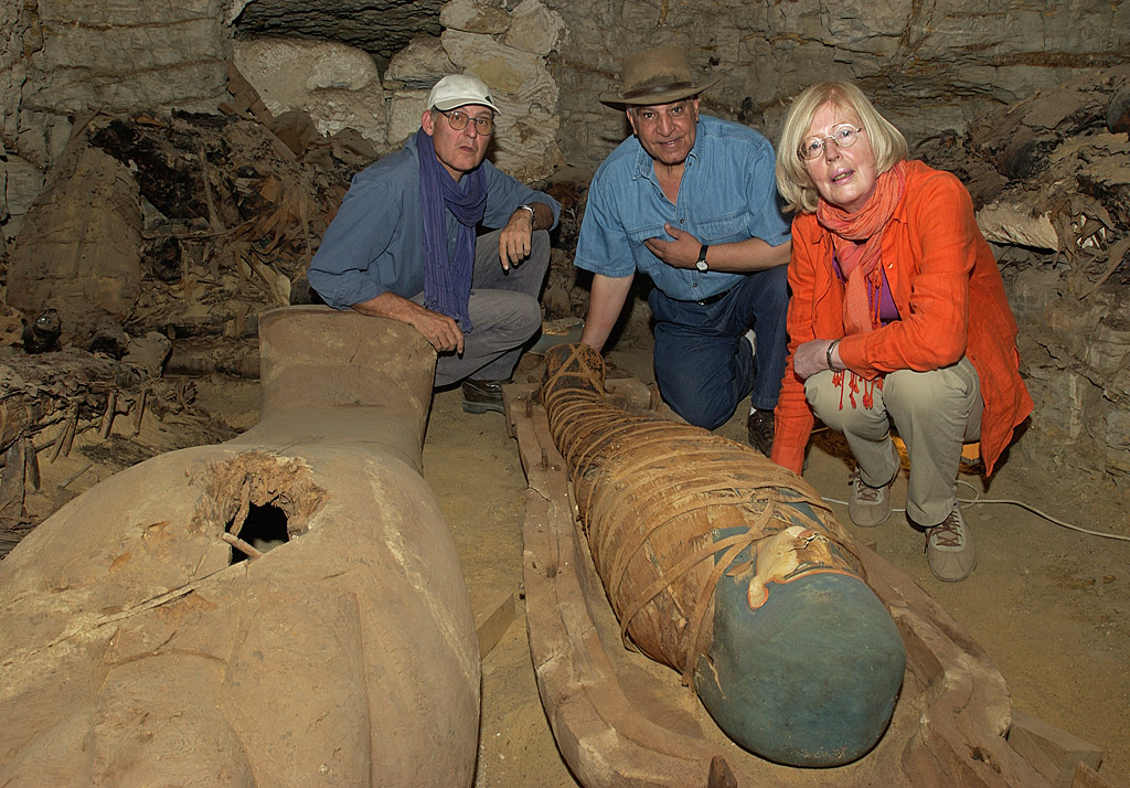 A Saqqara, dans la tombe F17. De gauche à droite, Guy Lécuyot, Zahi Hawass et Christiane Ziegler examinent deux sarcophages nouvellement découverts, dont l'un est plaqué de feuilles d'or. © Christian Décamps/Mission Archéologique de Saqqara 