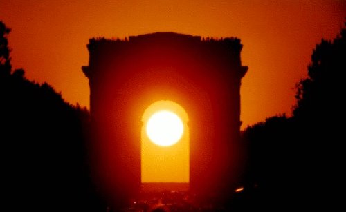 Coucher de soleil dans l'axe de l'Arc de Triomphe, à Paris (75) le 11 mai 2001. Objectif de 300 mm sur film 200 Asa Fujicolor. © Gilles Dawidowicz, Association pour la création et la diffusion scientifique