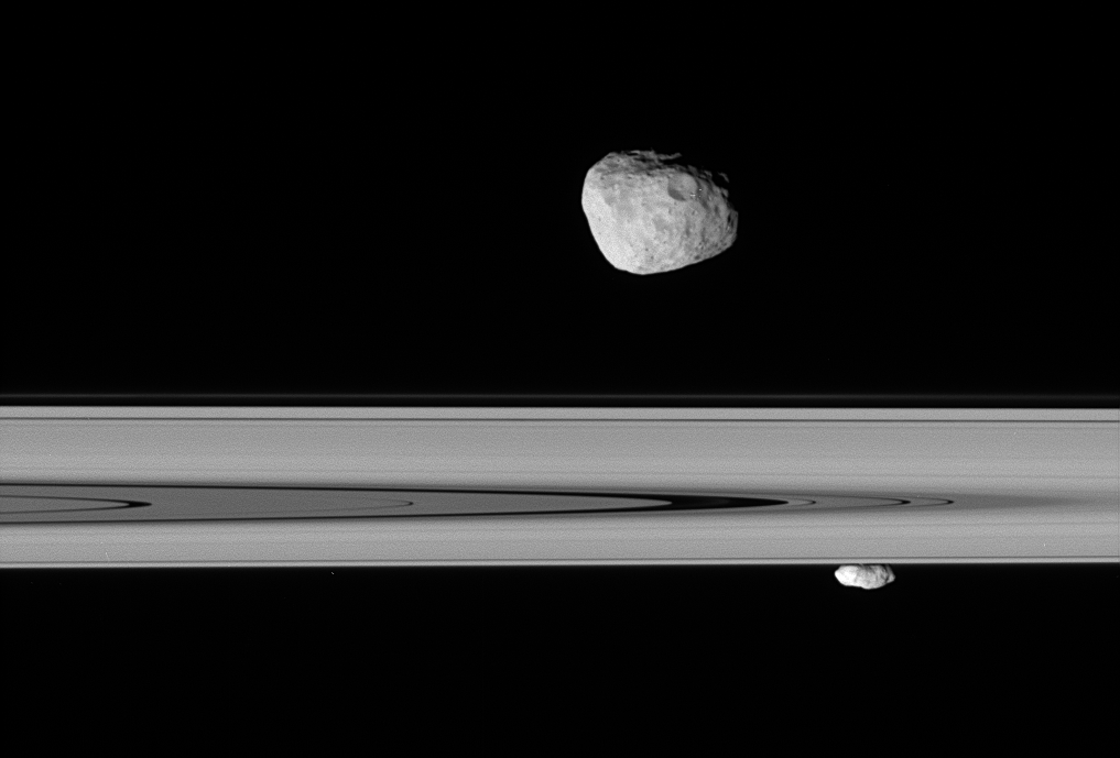 Prométhée et l'anneau F vue sous un autre angle. Au fond, un autre satellite berger de l'anneau F Pandora (Crédit : Cassini imaging team NASA).