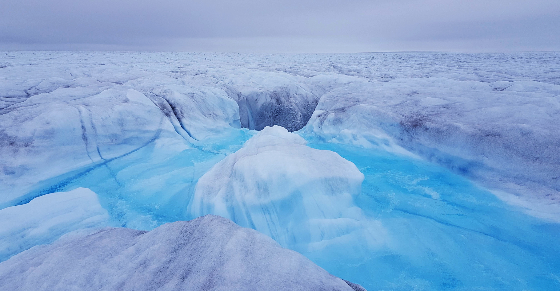 Des chercheurs de l’université de Cambridge (Royaume-Uni) montrent que l’eau de fonte qui tombe de la surface jusqu’à la base de la calotte glaciaire du Groenland accélère encore le processus initié par le réchauffement climatique. © Poul Christoffersen, Université de Cambridge
