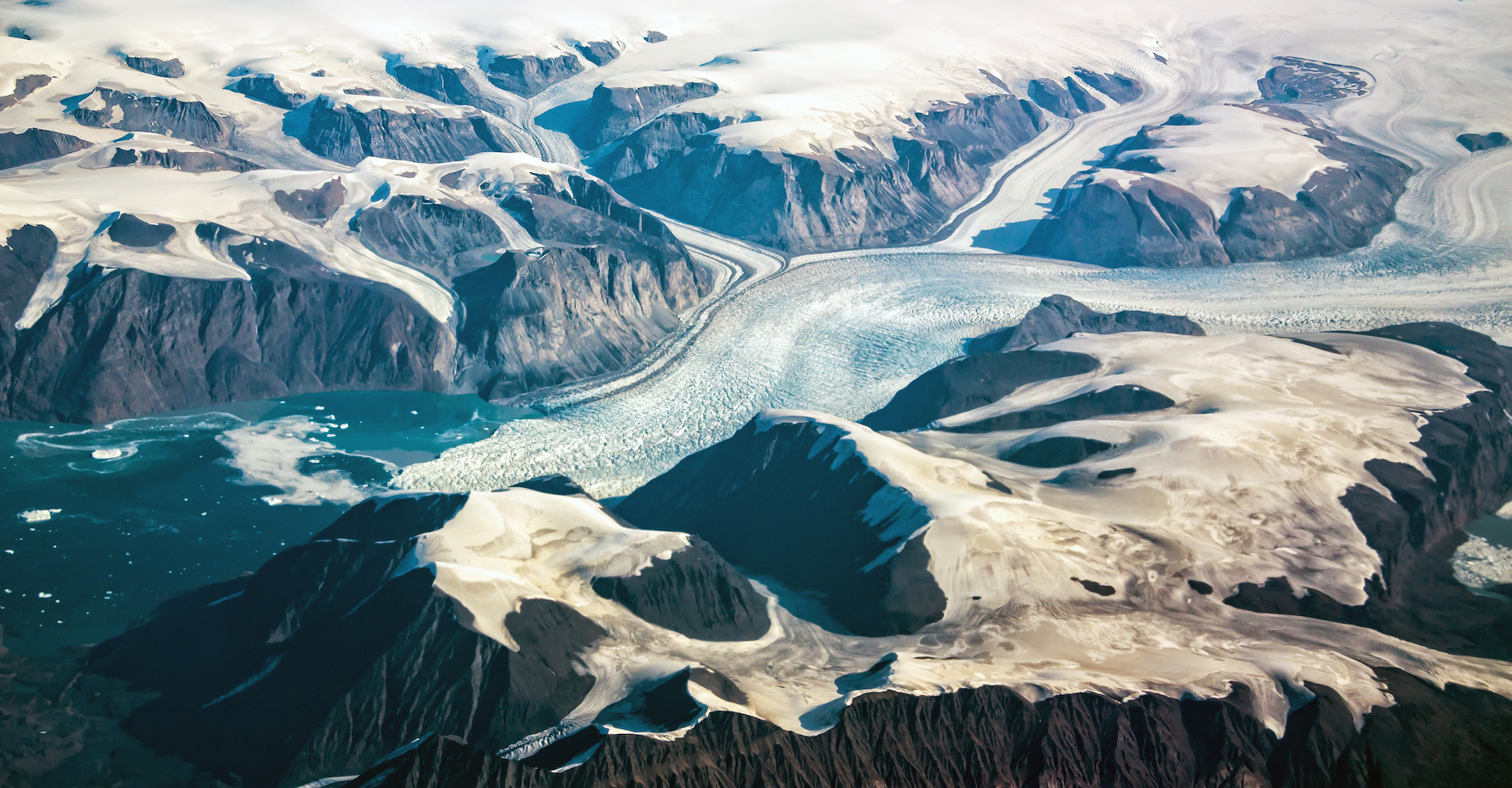 Des chercheurs de l’université de Northwestern (États-Unis) et de l’université de Copenhague (Danemark) montrent que la fonte des glaciers du Groenland s’accélère de manière dramatique depuis 20 ans. © Delphotostock, Adobe Stock