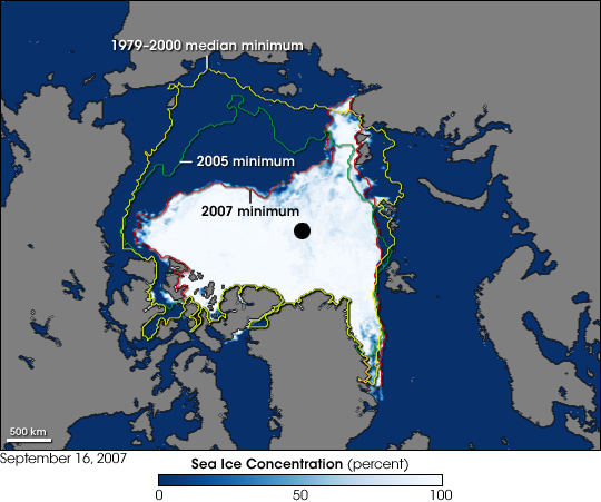 Les régressions estivales&nbsp;maximales de la banquise arctique observées en 2005 (ligne verte) et en 2007 (ligne rouge) par rapport à la moyenne 1979-2000 (ligne jaune), sur une image obtenue le 16 septembre 2007 par le satellite Aqua. Le dégradé de bleu indique le poucentage de concentration de la banquise (de 0 à 100).&nbsp;© Nasa/Jesse Allen (NSIDC)/Terry Haran/Matt Savoie (NSIDC)
