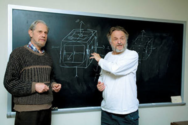 Simon Kochen (à gauche) et John Conway discutant à Princeton d'un autre théorème en mécanique quantique, celui de Free Will concernant la liberté humaine dans le monde des particules. Crédit : Denise Applewhite 