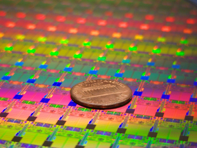 Gros plan sur une galette de 300 millimètres gravée à 45 nanomètres. © Intel