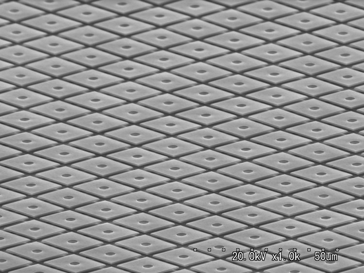 Un pavage de miroirs, vu en microscopie électronique. Chacun mesure 16 microns de côté. Leur fabrication repose sur les mêmes procédés que la gravure de puces électroniques. © Nikon