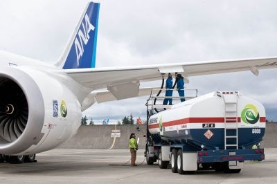 Le remplissage à Seattle des réservoirs du Boeing 787 livré à la compagnie ANA. © Boeing