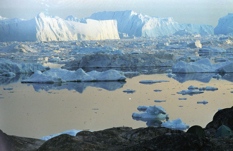 L'Arctique est la région qui entoure le pôle Nord. Si le taux de fonte de la glace dans le cercle arctique est souvent mis en exergue, on sait peu de choses sur son impact dans le cycle du carbone. Une étude suggère pourtant que la fonte du pergélisol peut bien être une rétroaction positive sur le réchauffement du climat. © Wikimedia Commons, GNU 1.2