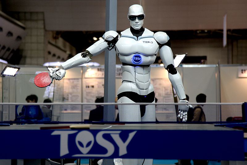 Topio, un robot humanoïde, joue au ping-pong à Tokyo lors du Salon international de robotique en 2009. © Humanrobo, Wikimedia Commons, cc by sa 3.0