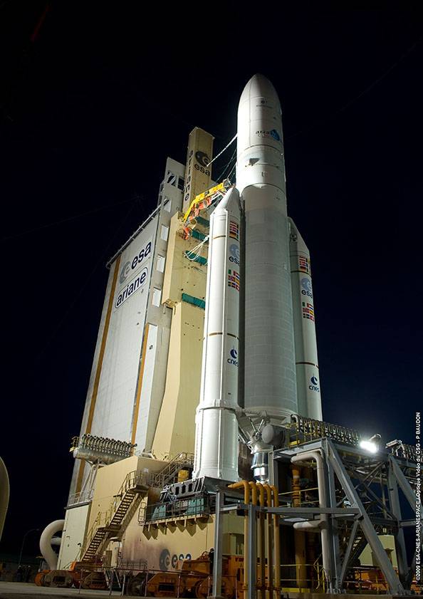 Ariane sur son pas de tir le 12 février 2009. Crédit Arianespace