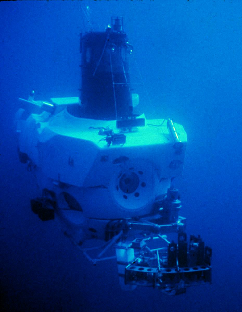 Le submersible Alvin&nbsp;a été le premier à&nbsp;explorer&nbsp;les fumeurs au fond de l'océan. En 1977, grâce à lui, les scientifiques découvraient que la vie est bien présente au niveau des fumeurs.&nbsp;© NOAA