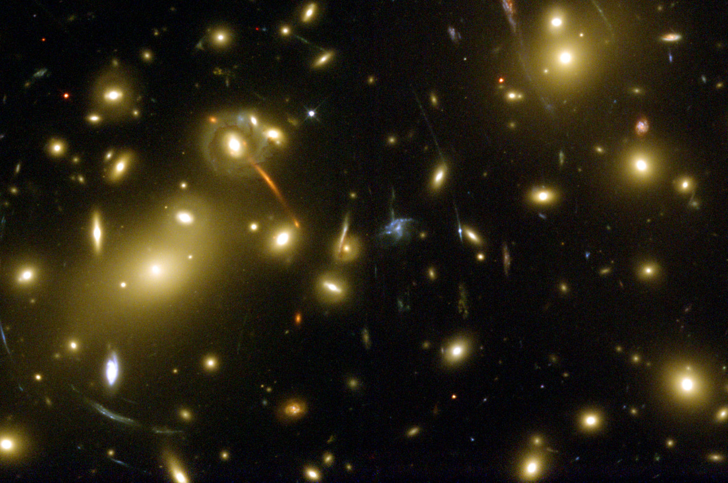 Une image prise avec le télescope Hubble de l'amas de galaxies riche en matière noire Abell 2218. Des effets de lentille gravitationnelle sont bien visibles. Crédit : Andrew Fruchter