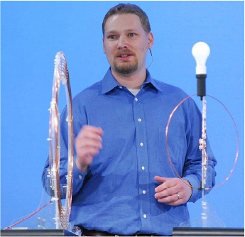 Alanson Sample en pleine démonstration de la transmission d'énergie électrique sans fil. © Intel Research Seattle