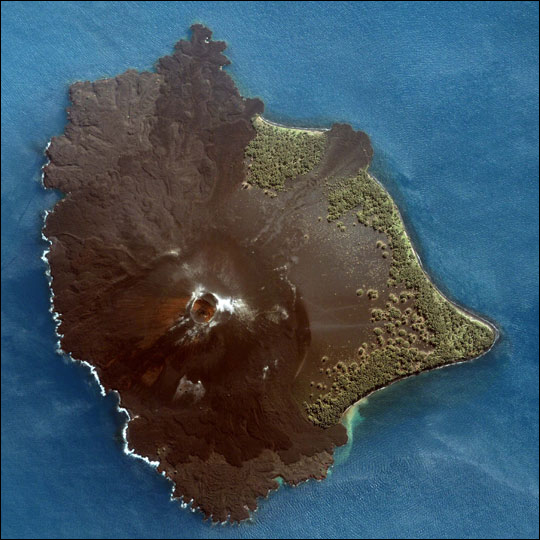 Le Krakatau est un volcan de type explosif situé dans le détroit de la Sonde en Indonésie. Il a donné naissance à une nouvelle île en 1927 : l'Anak Krakatau. En 1999, l'altitude maximale de ce site était de 300 m. Il continue toujours de grandir, d'éruption en éruption. © Nasa, DP