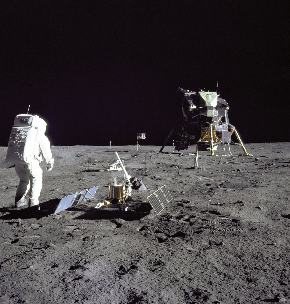 Le premier sismomètre PSE déposé par Apollo 11 sur la Lune. © Nasa