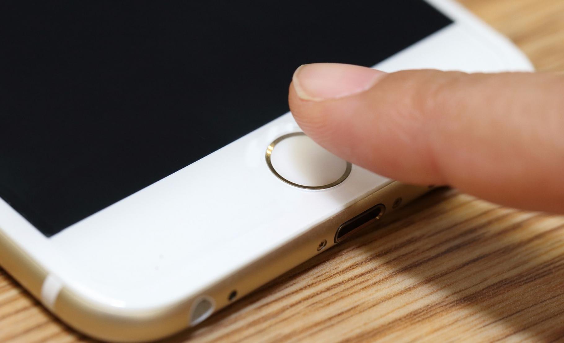 Les modèles récents d'iPhone et l'iPad sont équipés du lecteur d'empreintes digitales Touch ID. Apple aimerait exploiter ce capteur biométrique ainsi que d'autres, pour transformer le terminal en mouchard en cas de vol. © Charnsitr, Shutterstock 