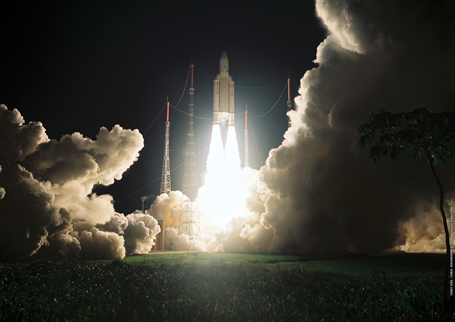 Une fusée Ariane 5 GS décolle, le 5 octobre 2007, pour mettre en orbite 
Intelsat 11 et Optus D2. © Arianespace