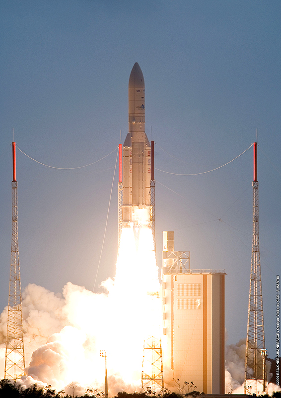 Jeudi 29 octobre, 8 h 00 en temps universel. Une fusée Ariane 5 décolle de Kourou, emportant NSS-12 et Thor-6. © Arianespace