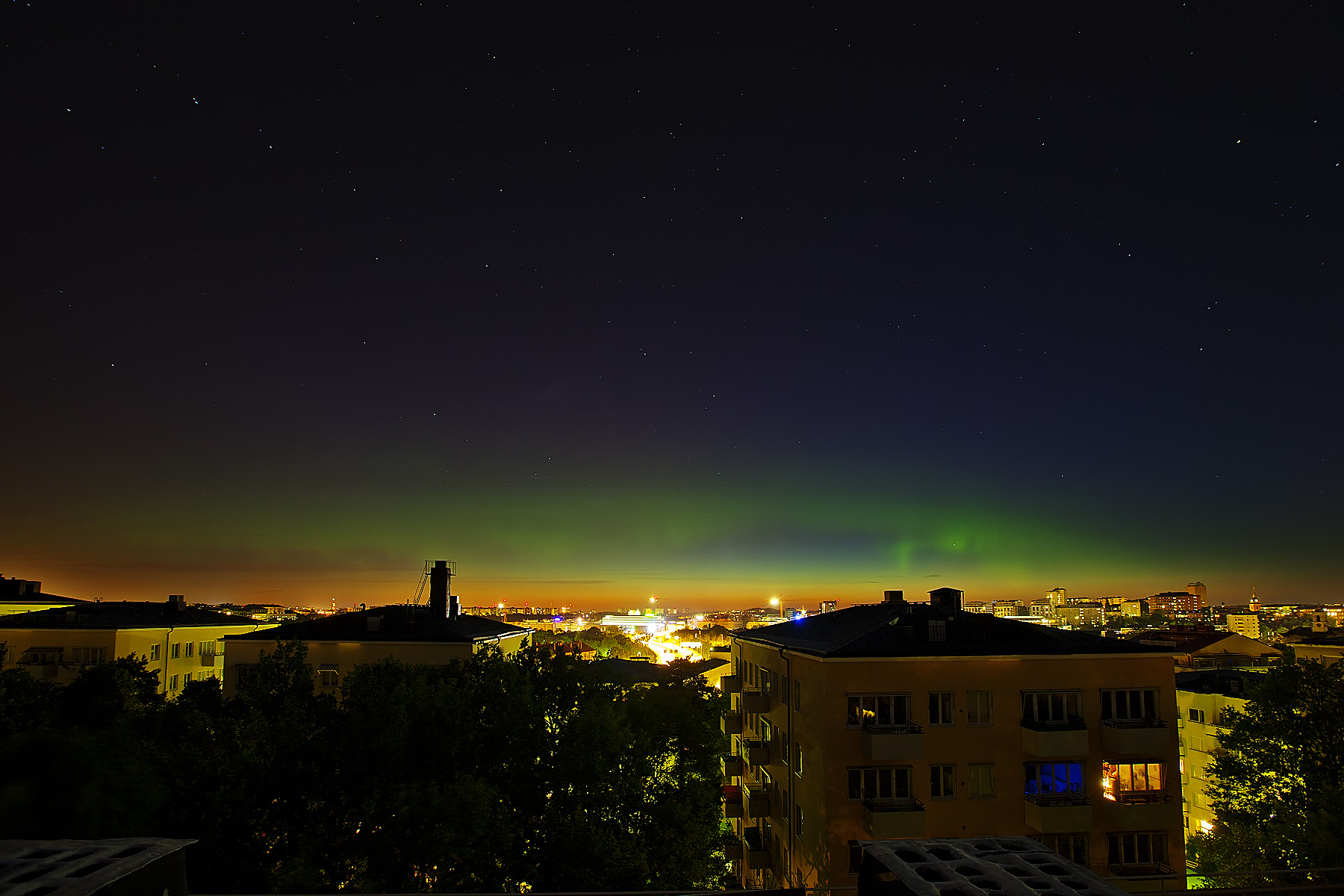 Les lueurs boréales au-dessus de Stockholm (Suède), le 5 août à 1 h 36 (heure locale, identique l'heure française), une image publiée sur le site Spaceweather. © Peter Rosén