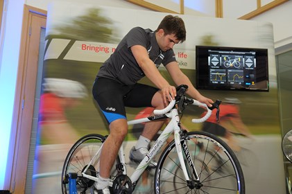 Depuis l’iPhone installé sur la potence du vélo, le cycliste peut notamment paramétrer les cadences maximale et minimale sur laquelle l’algorithme se cale pour gérer le passage des vitesses en fonction de l’effort qu’il détecte. © Cambridge Consultants