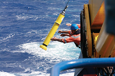 Le déploiement d'une bouée Argo : jetée à la mer, elle mesurera le profil de température et de salinité dans l'océan Antarctique. Dans les océans, 3.566 flotteurs Argo sont déployés. © Alicia Navidad